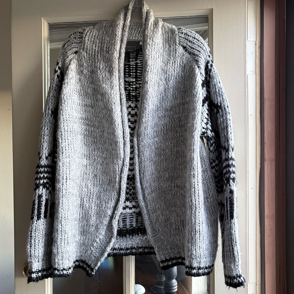 Anthropologie Cozy Women’s Gray Cardigan with Black Geometric Pattern (sz XS)